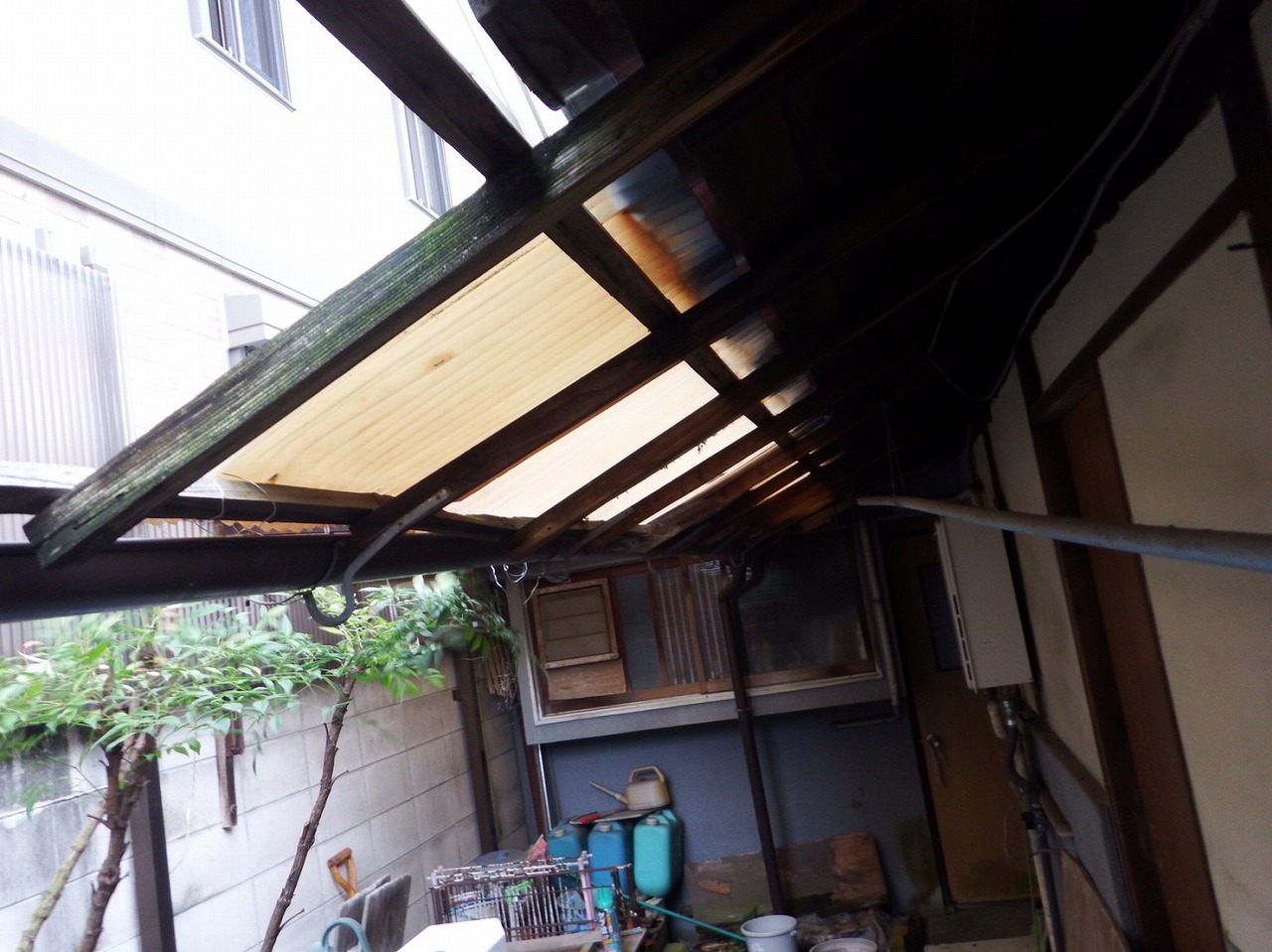 奈良市川久保町で空き家の屋根の割れた波板